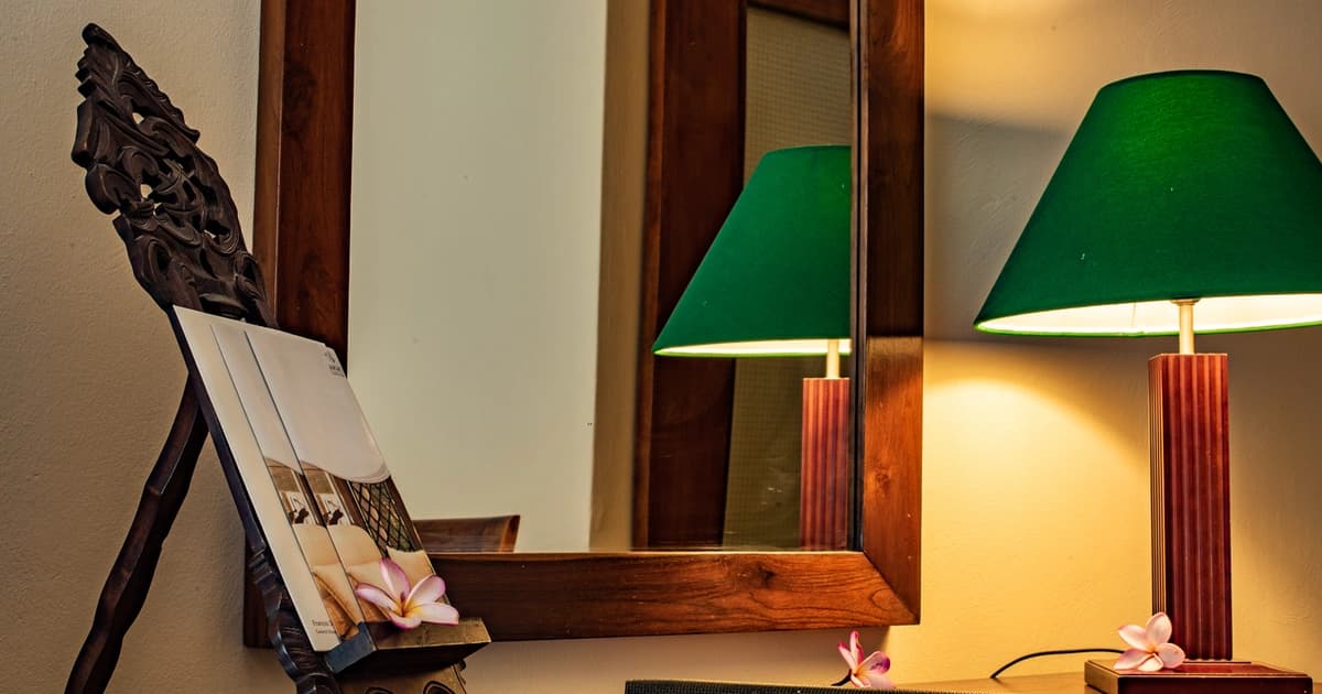 Deluxe Room Table