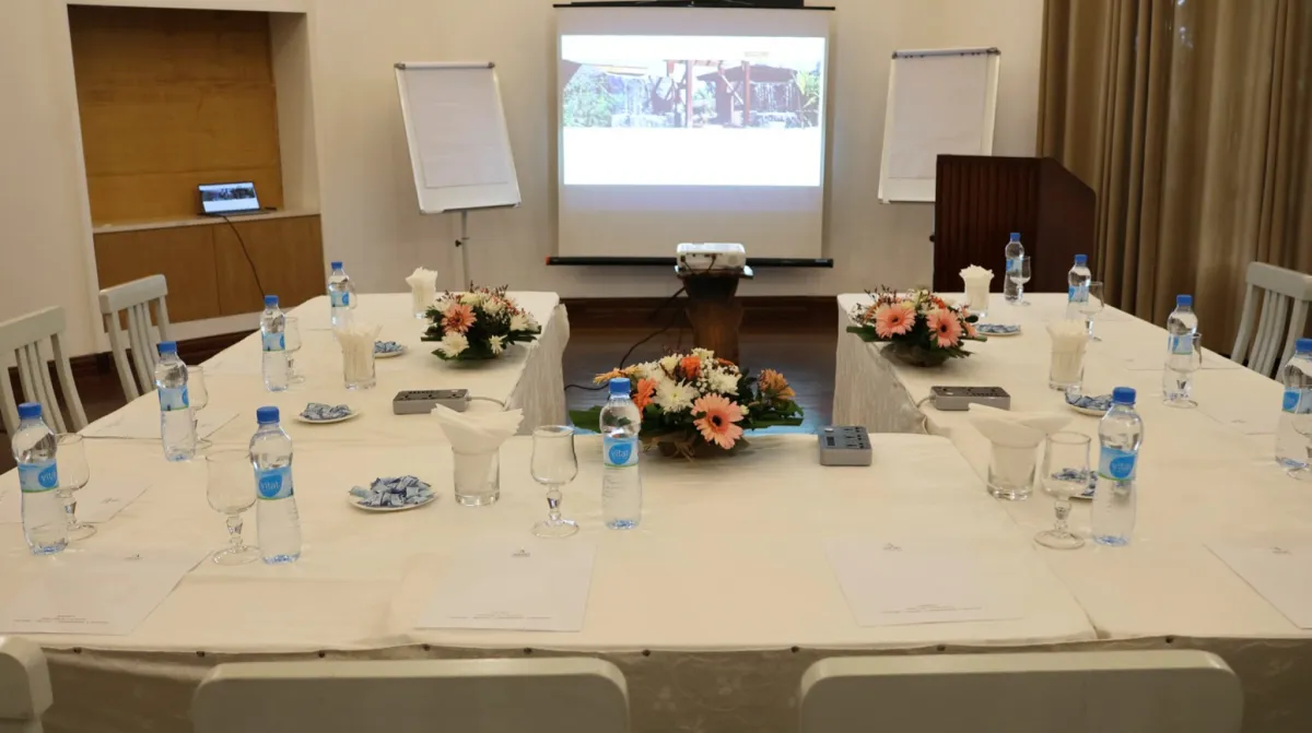Sala de reuniones VIP con proyector y rotafolios