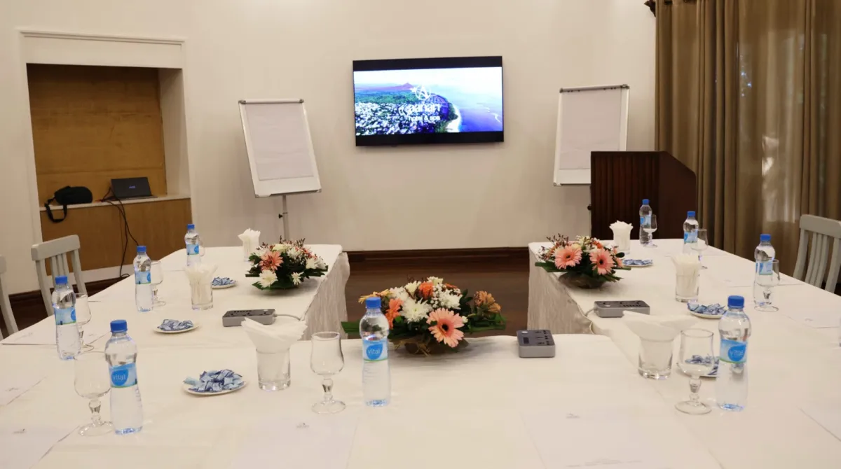 VIP-Besprechungsraum mit Bildschirm und Präsentationsausrüstung