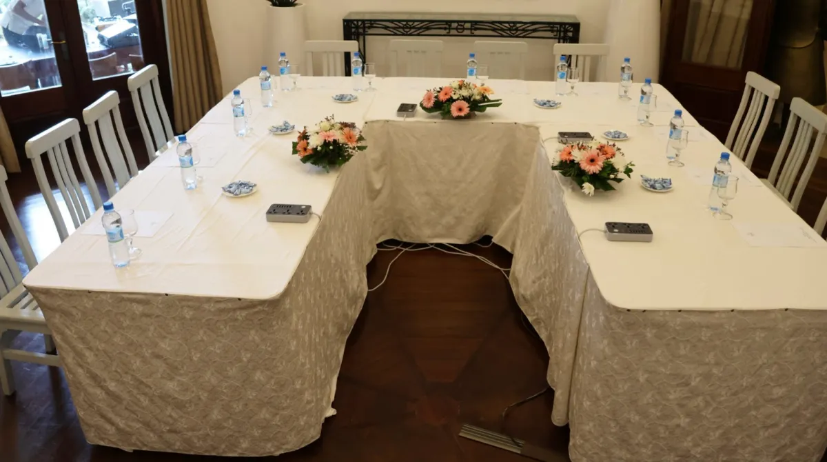 Disposición de la mesa de conferencias VIP